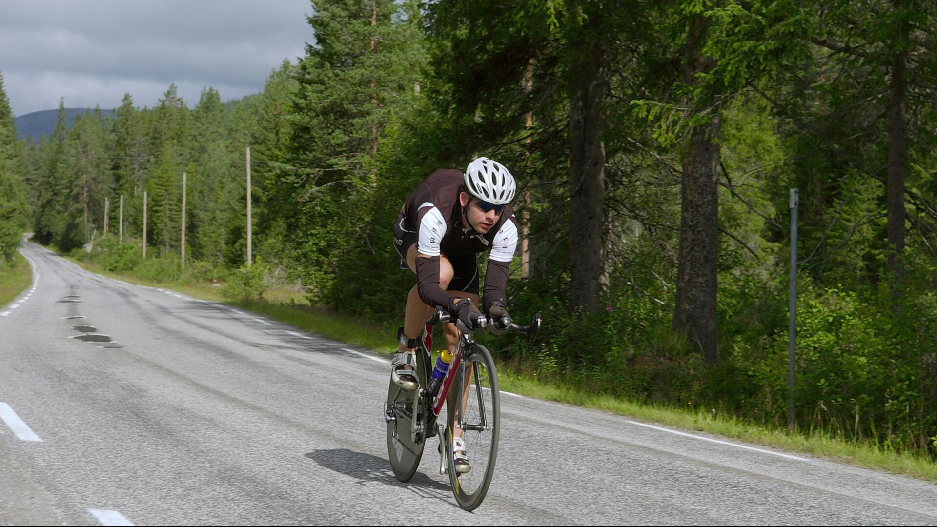 雷霆控卫赛后接受战术指导调整打法，雷霆队防守悍将